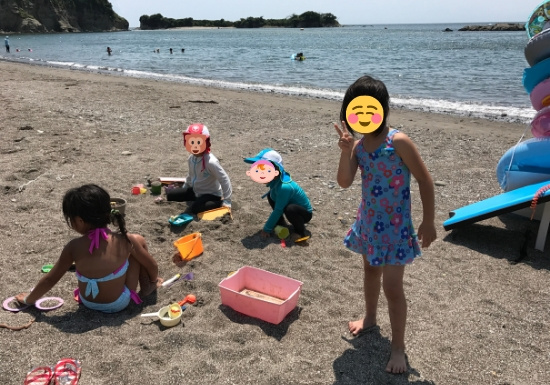 長者ヶ崎の海で子供と遊ぶ