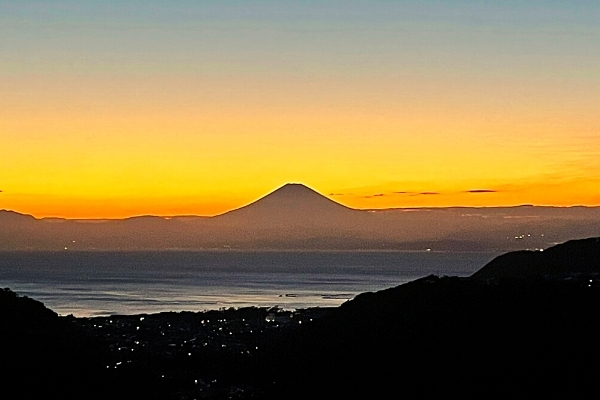 湘南国際村からの夕日と富士山